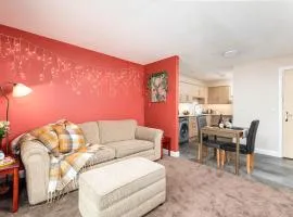 NEW Central & Homely Flat-Parking-By FabAccommodation