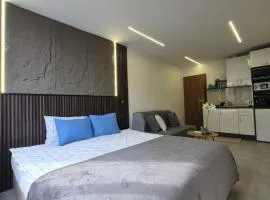 Malavi F4 top center studio Ruse