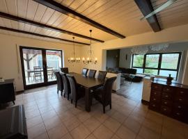 hochwertige 9-Betten Monteurhaus mit Naturblick und Wintergarten、Lonnerstadtのホテル