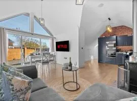 The Oak Sty - 2 Bed Countryside Cottage Escape in Durley with Hot Tub, Unique rural retreat, Private Parking, Sleeps 4 & Pet friendly - By Blue Puffin Stays