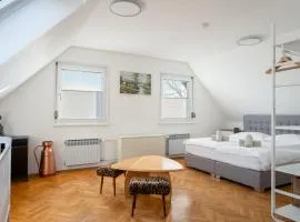 Jacuzzi, BBQ & EV plug - 5BR Villa Villi with Garden