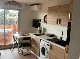 T2 Bandol clim terrasse proche à pieds mer gare ville pour 1 à 4 personnes