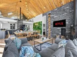 The Oaks Barn - A Countryside Luxury Rural Escape with Hot tub & Fire Pit! Tranquil Group Retreat - Sleeps 8, Pet Friendly & Off road Parking - By Blue Puffin Stays