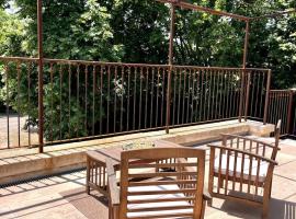 Charmant logement provençal, готель у місті Aramon