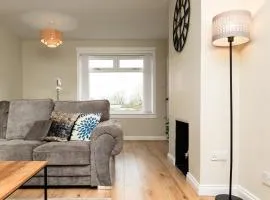 StayInFife - Central 3 Bedroom House in Glenrothes with Driveway, Parking, WIFI, Transport links to St Andrews and Edinburgh