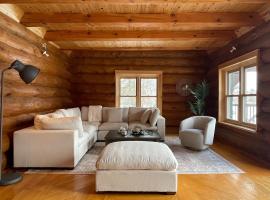 Nordic Log Retreat - Chalet on the River, hotel a Fort Coulonge