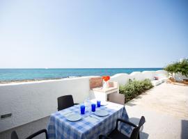 SeaSide Paradise - Seafront Terrace Apartment by BariHouses, hôtel à Cozze