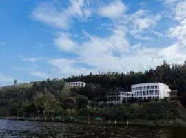 Kingfisher by the Green Resort