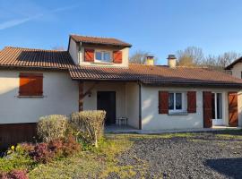 maison avec jardin 2000 m2, hotel a Veyre-Monton