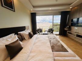Viesnīca The Woods Hills A Premium Property & Luxury Rooms With Balcony pilsētā Massūrī