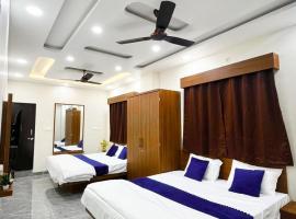 Hotel G17 and Restaurant: Dhāmnod şehrinde bir otel