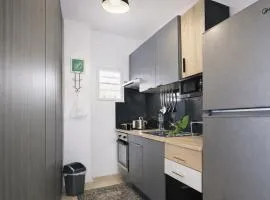 Cozy 2 Bedroom Flat With Pool & Free Parking