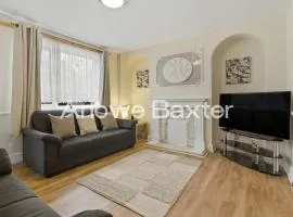 Spacious 3BR House in Tilbury, Driveway and Garden