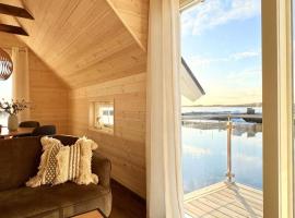 Rorbu Brønnøysund - høy standard - fantastisk havutsikt - privat brygge, hotell i Brønnøysund