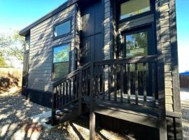 TH26 Sedona Sunrise Tiny Home - 15 min to Sedona, Hotel in Cottonwood