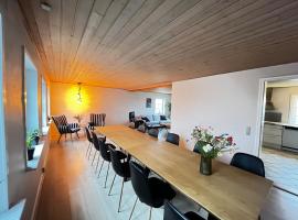 Large vacation home for 12 people، فندق في Løgumkloster
