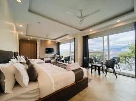 The JS Retreat - A Luxury Property with Mountain View