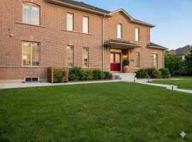Luxury 4BR Family Home, Sleeps 8 plus Private Fence