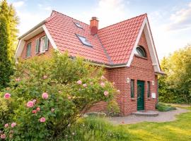 Ferienhaus Sandregenpfeifer mit Kamin, großem Garten & nahe Ostsee – hotel w mieście Dassow