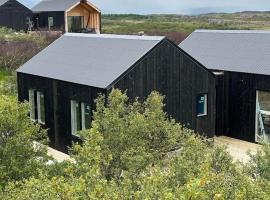 Modern Cabin with Hot Tub & Mountain views, hotell i Varmaland