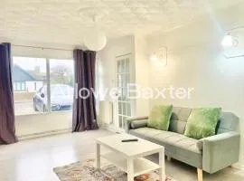 Bright 3-Bedroom House, Driveway and Garden