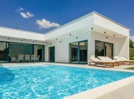 Stunning Home In Donji Prolozac