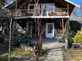 Хатка у долині