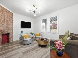 2 Bedroom Apt - Stylish, Modern, and Convenient!