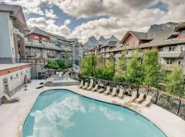 Top Floor Beautiful Mountain Views! 2 Bed 2 Bath