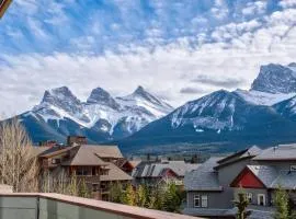 Cougar Den, Top Floor, 2 Level, Amazing Views!