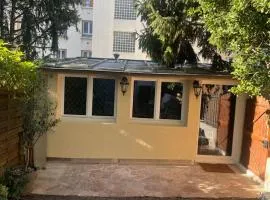 Studio rénové avec petite terrasse privative