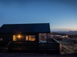 Cozy cabin near golden circle with panoramic views, Hotel in Mosfellsbær