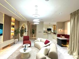Luxury 2 Bedroom Apartment with 2 Private Patios in Lekki Phase 1, Hotel in Lekki