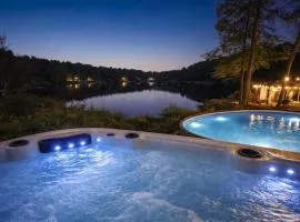 5 Bedroom Gorgeous Lakeside Villa w Hot Tub, Pool and More!