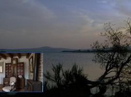 maison du bord du lac st michel brennilis dans les monts d'arree finistere, Hotel in Brennilis