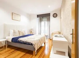 Cozy 3BR Near Av Liberdade Sleeps 8 Patio