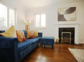 Western Court By N And N Stays, Spacious 4 Bedroom House in Bristol with private parking, great location for contractors, corporate and families visiting the area, long term stays welcomed