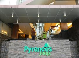 Pyrenees Jogja: Yogyakarta şehrinde bir otel