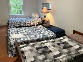 Spacious Family Room near YVR - Free Parking, Parks & Shopping