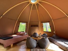 Family Glamping in a Forest, hotel v destinácii Frisbo