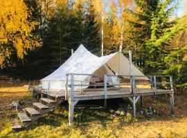 Glamping tent in a forest, lake view, hotel v destinácii Bjuråker