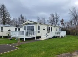 Elegant 2 Bedroom En-Suite Caravan with Bathtub near Edinburgh Seton Sands Holiday Village