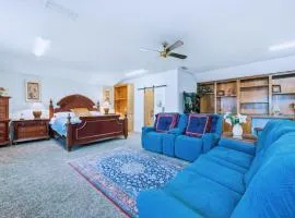 Beautiful Presidential Suite Private Bath near DFW