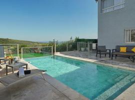 וילה ג'נסיס - וילה מהממת למשפחות עם בריכה פרטית מחוממת ליד הכנרת, hotel a Migdal
