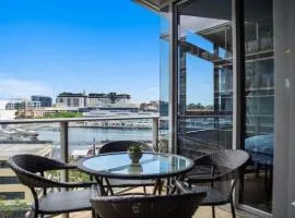 Panoramic Waterfront 2BR Apartment in Barangaroo with Pool, Gym, Sauna, Parking