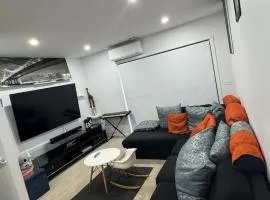 Lovely townhouse-3 bedroom 1 study in coombs