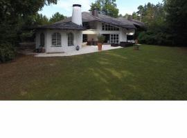 Großzügige Villa in Grünwald mit Alterscharme: Grünwald şehrinde bir otel