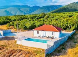 MERAK Apartment with Private Pool - Total Privacy & Relaxation, hotel i Humilišani