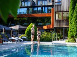 Hostellerie La Claire Fontaine, Logis hôtels & Spa included، فندق في لا روش-أون-اردين