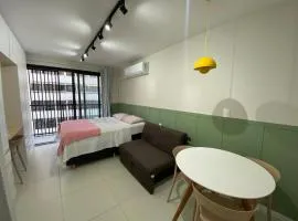 Studio Moderno com Varanda e Piscina